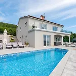 فيلة Bella Vista